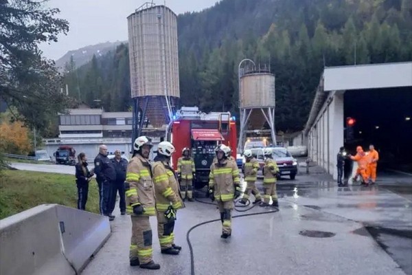 В Австрии в туннеле загорелся автовоз белоруса