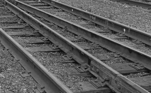 Россиянка высунулась из поезда, чтобы сделать селфи — женщина погибла. Как это произошло Россиянка высунулась из поезда, чтобы сделать селфи — женщина погибла. Как это произошло