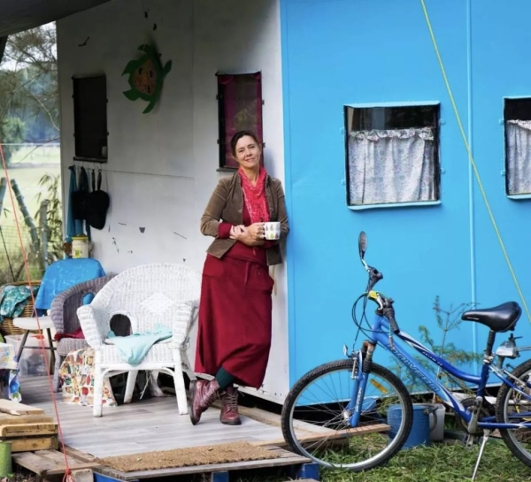 Эта девушка 10 лет живет без денег и ничего не покупает